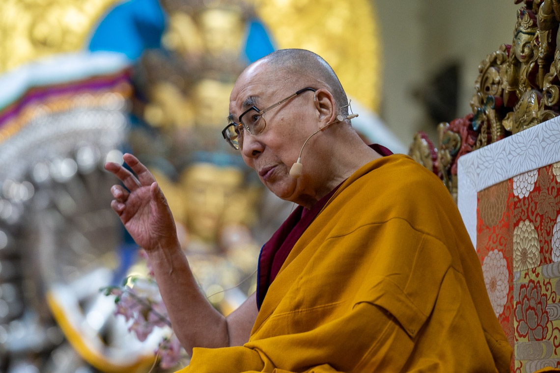 Su Santidad el Dalái Lama saluda a los monjes de Corea cuando llega para el primer día de enseñanzas al Templo Principal Tibetano en Dharamsala, HP, India, el 4 de noviembre de 2019. Foto de Ven Tenzin Jamphel