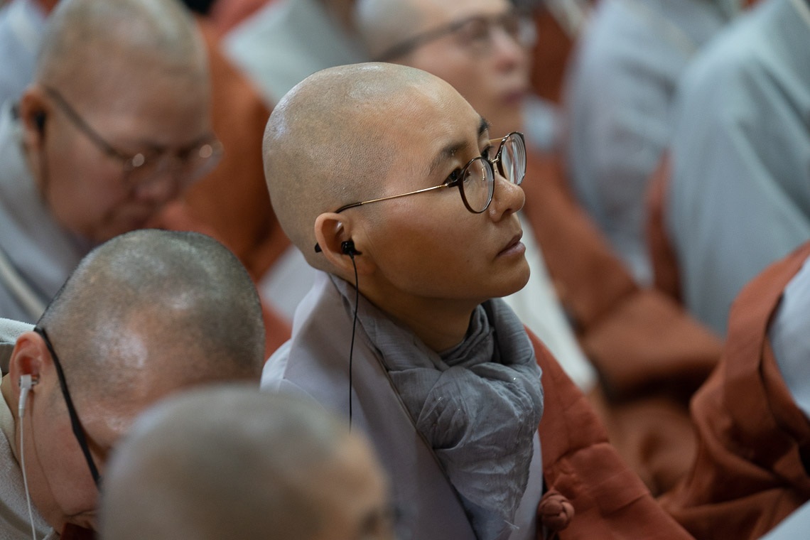 Una monja coreana escuchando una traducción de las enseñanzas de Su Santidad el Dalái Lama en el Templo Principal Tibetano en Dharamsala, HP, India, el 4 de noviembre de 2019. Foto de Ven Tenzin Jamphel