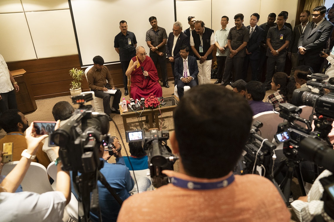 Su Santidad el Dalái Lama se reunió con representantes de los medios de comunicación en Aurangabad, Maharashtra, India, el 23 de noviembre de 2019. Foto de Tenzin Choejor