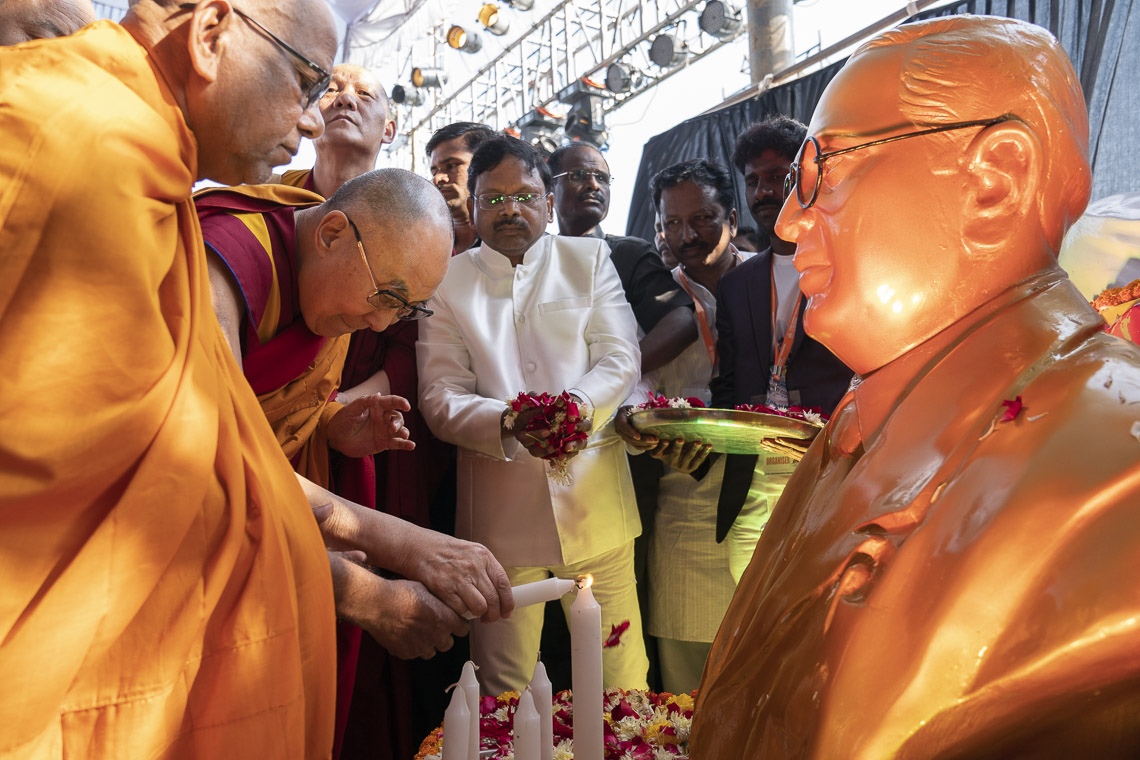 Su Santidad el Dalái Lama enciende una vela frente a una imagen del Dr. Ambedkar antes de su charla en el Colegio de Educación Física del PES en Aurangabad, Maharashtra, India, el 24 de noviembre de 2019. Foto de Tenzin Choejor