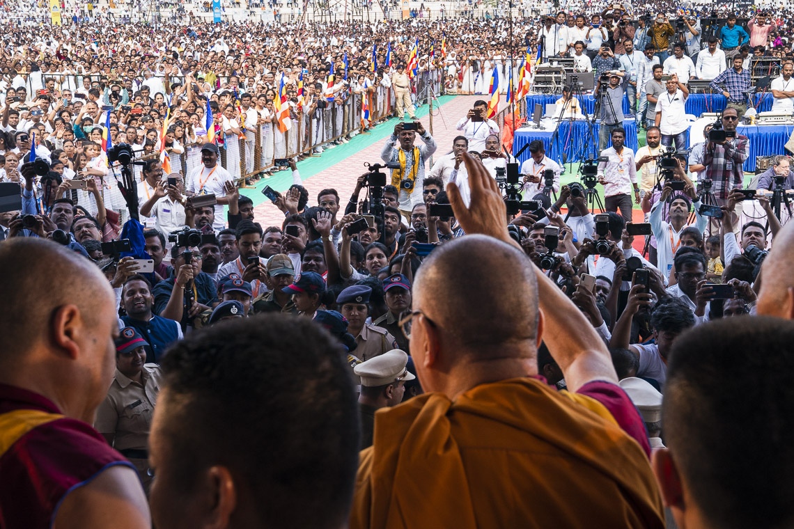 Su Santidad el Dalái Lama saluda a la multitud mientras se prepara para abandonar el escenario al final de su charla en el PES College of Physical Education en Aurangabad, Maharashtra, India, el 24 de noviembre de 2019. Foto de Tenzin Choejor