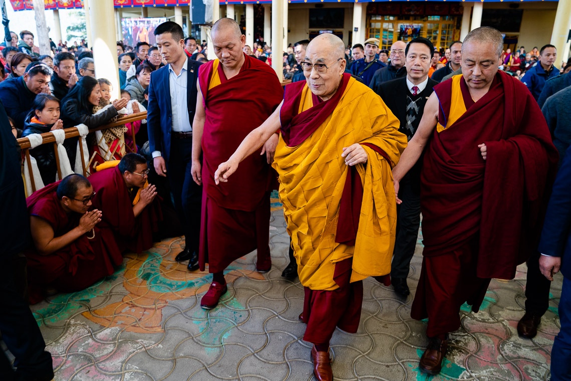 Su Santidad el Dalái Lama regresando a su residencia al final de la sesión final de sus enseñanzas en el Templo Principal Tibetano en Dharamsala, HP, India, el 23 de febrero de 2019. Foto de Tenzin Choejor
