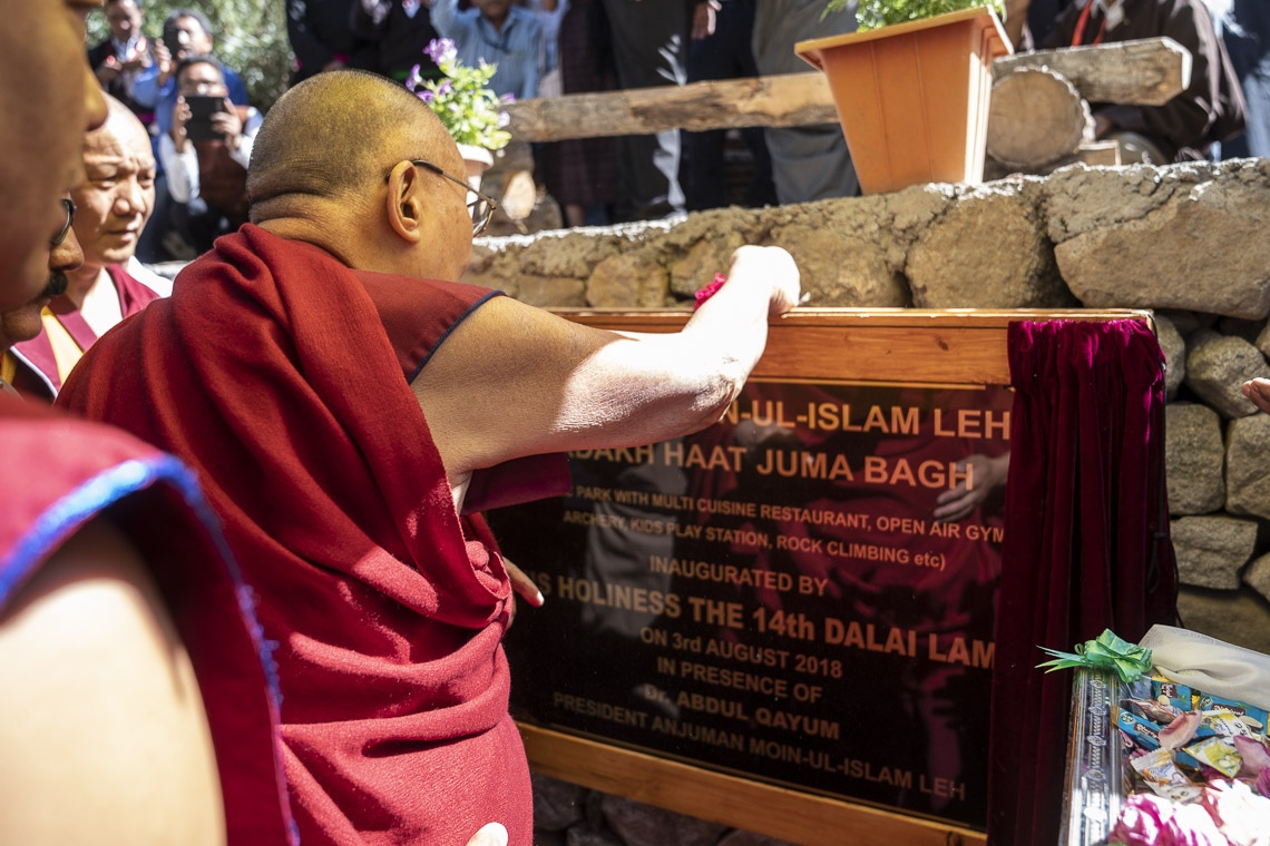 Su Santidad el Dalái Lama devela una placa conmemorativa simbólica de la inauguración del parque en Juma Bagh en Leh, Ladakh, J&K, India el 3 de agosto de 2018. Foto de Tenzin Choejor