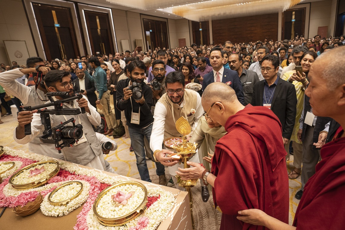Su Santidad el Dalái Lama encendiendo una lámpara para inaugurar su conferencia en Bengaluru, Karnataka, India, el 11 de agosto de 2018. Foto de Tenzin Choejor