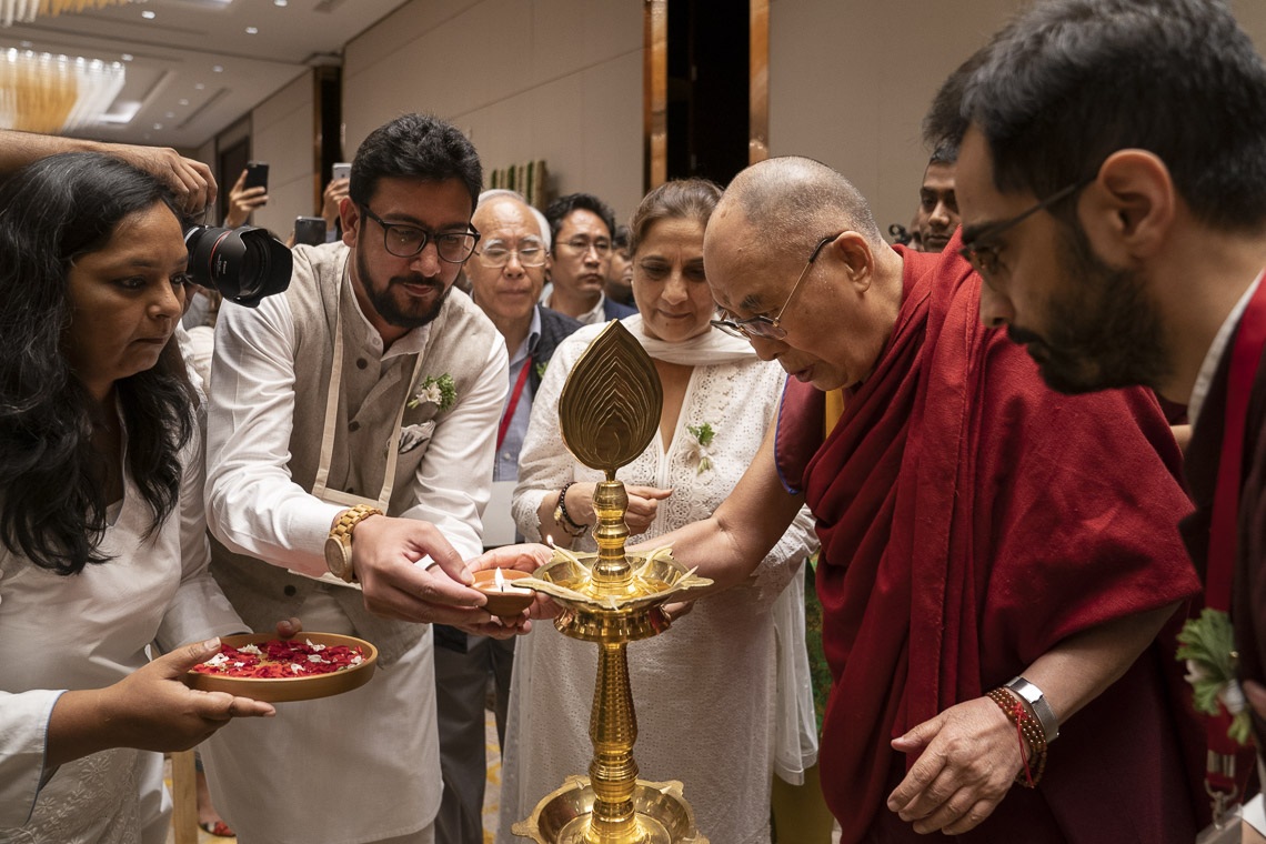 Su Santidad el Dalái Lama encendió una lámpara para comenzar su charla sobre «La Sabiduría India y el Mundo Moderno» en Bengaluru, Karnataka, India el 12 de agosto de 2018. Foto de Tenzin Choejor