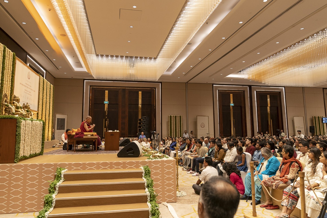 Vista del escenario en el salón de baile del Hotel Conrad durante la charla de Su Santidad el Dalái Lama en Bengaluru, Karnataka, India, el 12 de agosto de 2018. Foto de Tenzin Choejor