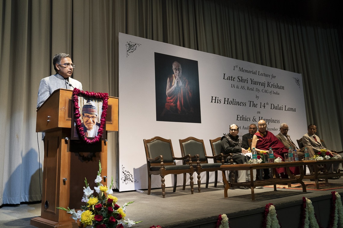 El hijo de Yuvraj Krishan, Shrikant Krishan, dando la bienvenida a Su Santidad el Dalái Lama al comienzo de la 1ª Conferencia Conmemorativa de Yuvraj Krishan en el Auditorio del Fuerte Siri en Nueva Delhi, India el 8 de diciembre de 2018. Foto de Lobsang Tsering