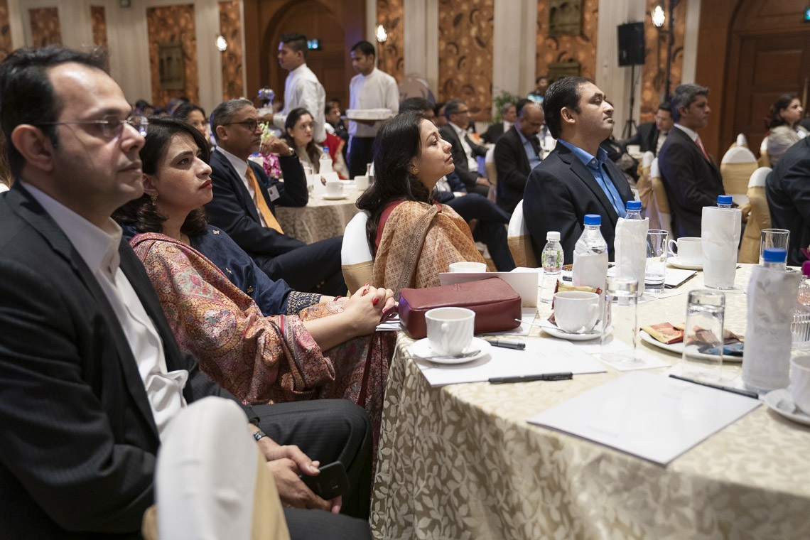 Algunos de los más de 100 líderes empresariales que escucharon a Su Santidad el Dalái Lama respondieron a las preguntas de la audiencia durante su discurso ante el Consejo de Liderazgo de la India en Nueva Delhi, India, el 10 de diciembre de 2018. Foto de Tenzin Choejor
