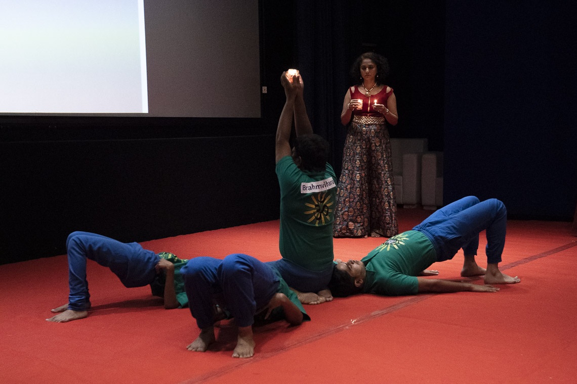 Estudiantes presentando una muestra de yoga para abrir la Conferencia sobre el Concepto de «maitri» o «metta» en Budismo en la Universidad de Mumbai en Mumbai, India, el 12 de diciembre de 2018. Foto de Lobsang Tsering
