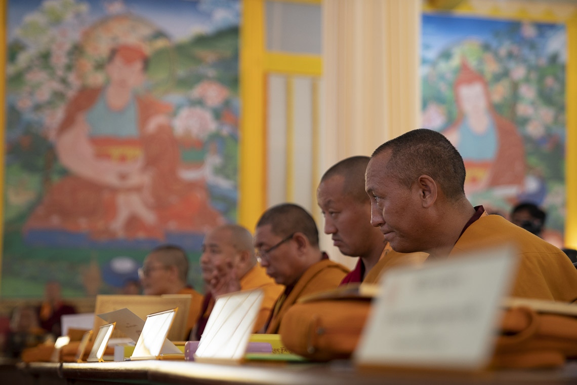 Académicos participantes escuchando a Su Santidad el Dalái Lama hablar en la Primera Conferencia sobre la «Esencia de la Verdadera Elocuencia» de Tsongkhapa en Bodhgaya, Bihar, India, el 19 de diciembre de 2018. Foto de Lobsang Tsering