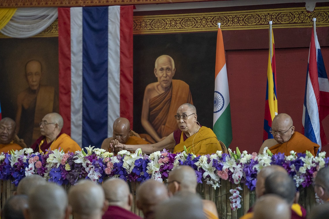 Su Santidad el Dalái Lama pronuncia su discurso inaugural en la sesión inaugural del Seminario Internacional sobre el Tipitaka / Tripitaka en Watpa Buddhagaya en Bodhgaya, Bihar, India el 22 de diciembre de 2018. Foto de Lobsang Tsering