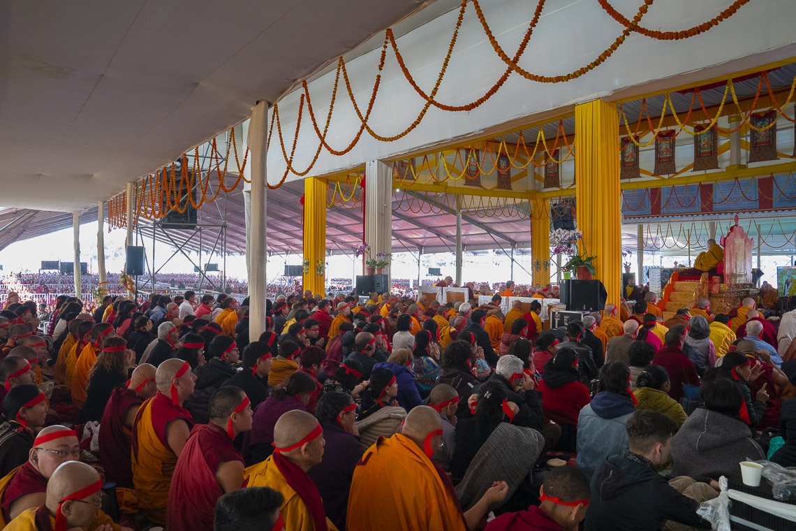 Con los ojos vendados, los más de 15.000 asistentes a la ceremonia de Empoderamiento de Vajrabhairava Héroe Solitario escuchan a Su Santidad el Dalái Lama en el Kalachakra Ground en Bodhgaya, Bihar, India, el 26 de diciembre de 2018. Foto de Lobsang Tsering