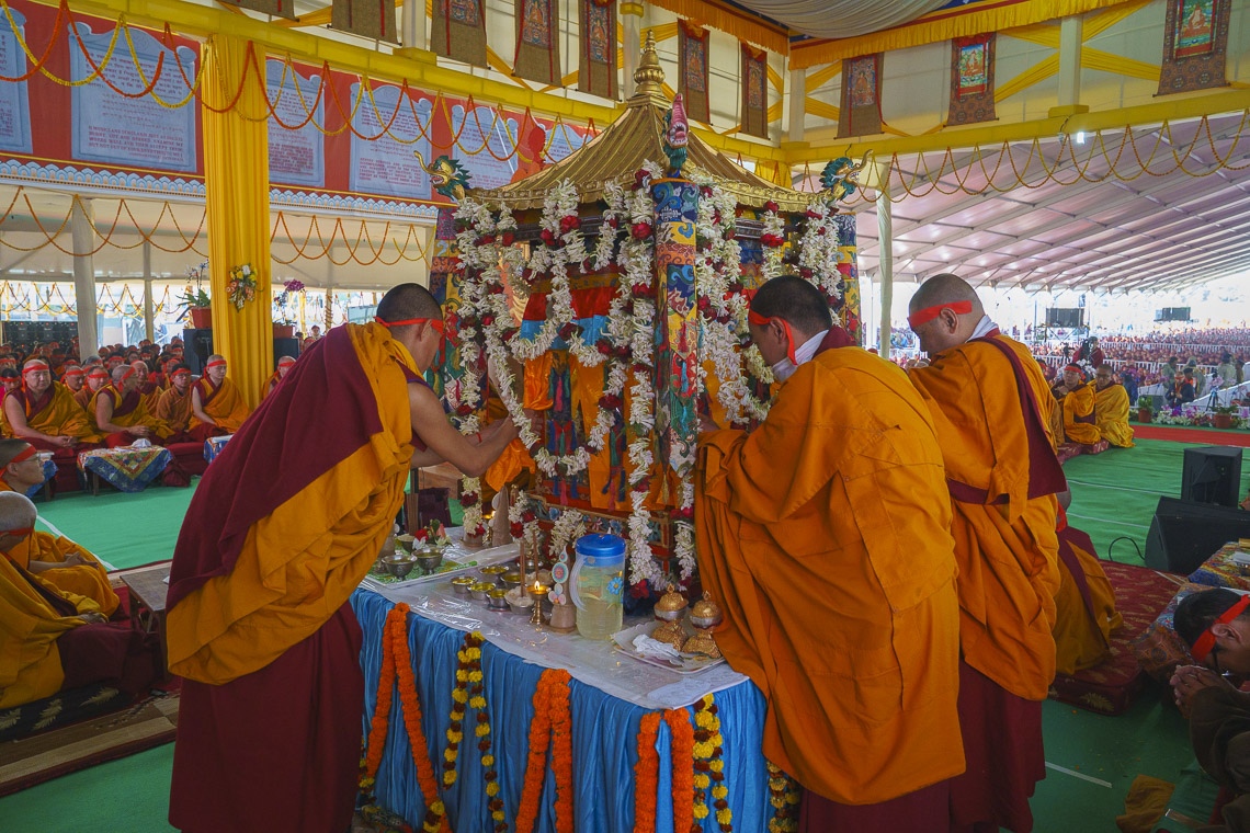 Los monjes del monasterio de Namgyal abriendo las cortinas del pabellón del mandala durante el Empoderamiento de Vajrabhairava Héroe Solitario dado por Su Santidad el Dalái Lama en el Kalachakra Ground en Bodhgaya, Bihar, India el 26 de diciembre de 2018. Foto de Lobsang Tsering