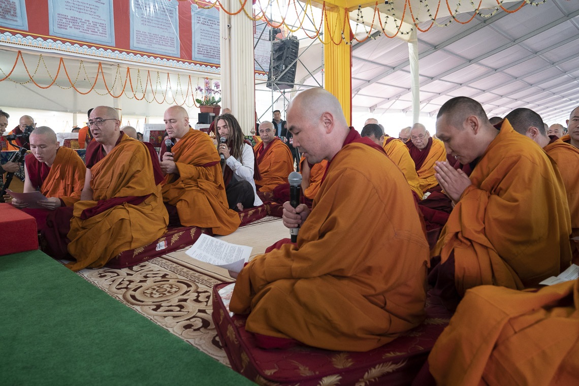 Un grupo de monásticos y laicos recitando el Sutra del Corazón en ruso al comienzo de la iniciación de Larga Vida dada por Su Santidad el Dalái Lama en Bodhgaya, Bihar, India, el 30 de diciembre de 2018. Foto de Lobsang Tsering