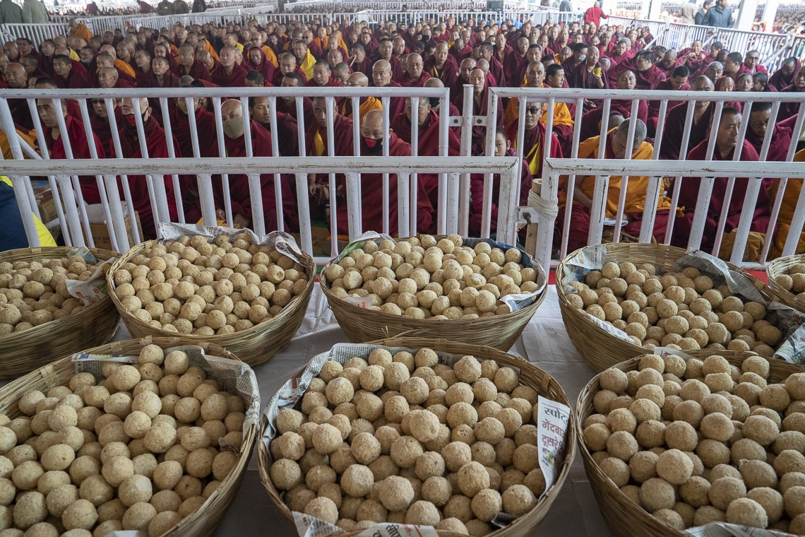 Píldoras de larga duración a la espera de ser distribuidas a la multitud durante el Empoderamiento de larga vida otorgado por Su Santidad el Dalái Lama en el terreno de Kalachakra en Bodhgaya, Bihar, India, el 30 de diciembre de 2018. Foto de Lobsang Tsering