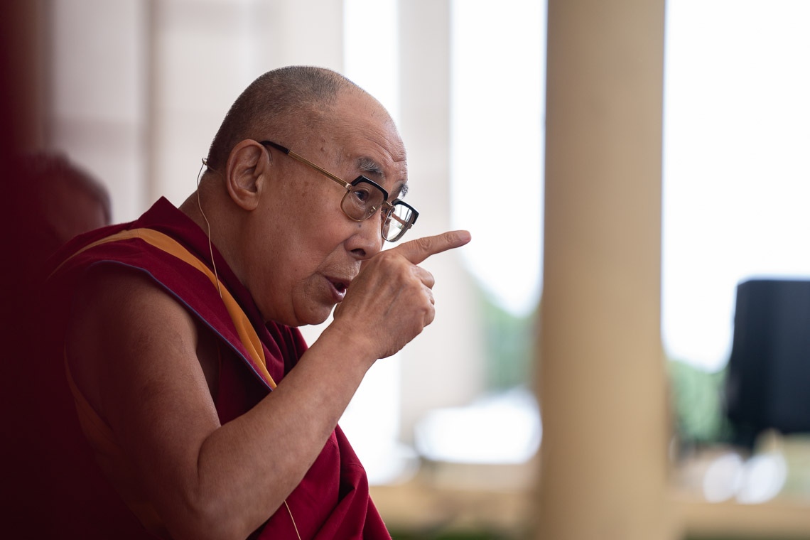 Su Santidad el Dalái Lama respondiendo a las preguntas de la audiencia durante su encuentro con visitantes de la India y del extranjero en el patio del Templo Principal Tibetano en Dharamsala, HP, India el 9 de junio de 2018. Foto de Tenzin Choejor