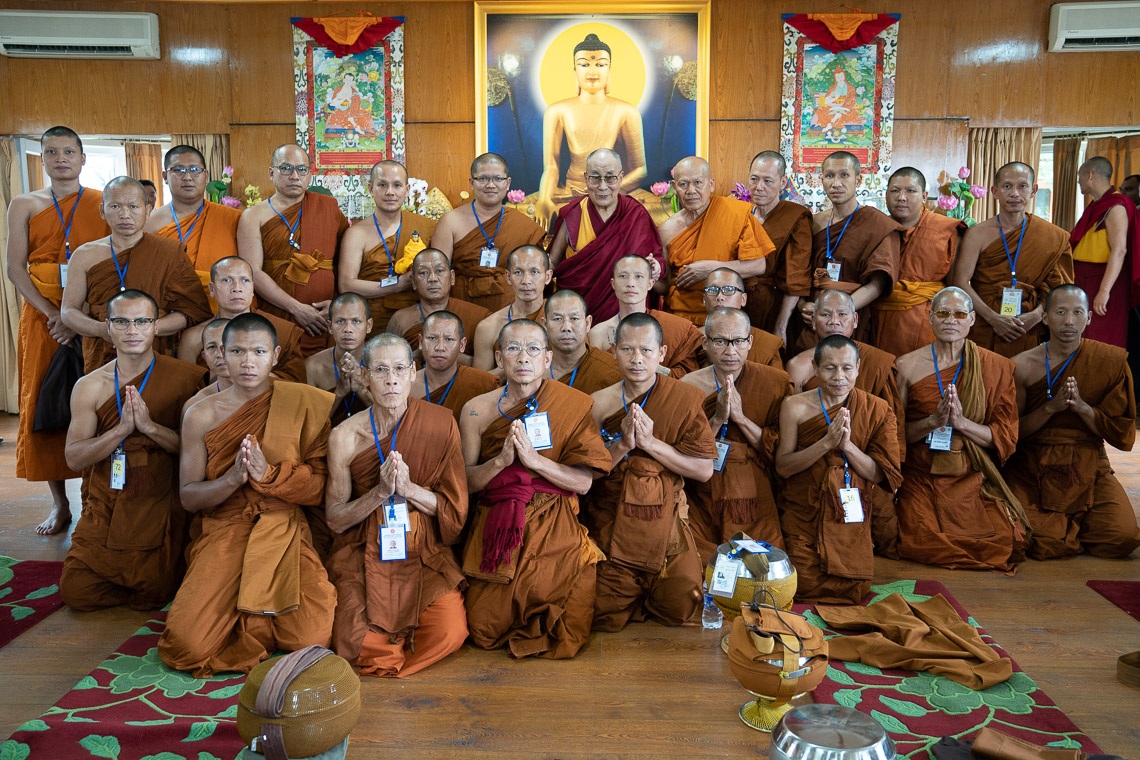 Su Santidad el Dalái Lama posando para una de varias fotos de grupo con monjes tailandeses y sus partidarios en su residencia en Dharamsala, HP, India el 9 de junio de 2018. Foto de Tenzin Choejor