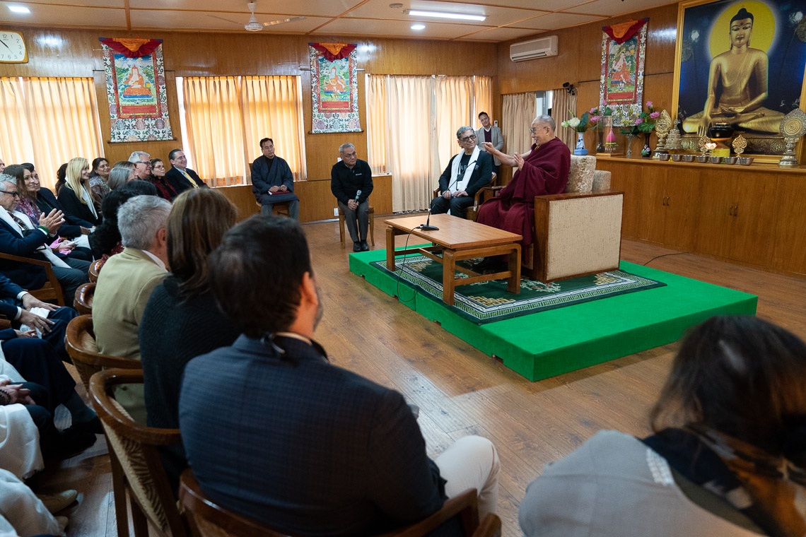 Su Santidad el Dalái Lama hablando con un grupo dirigido por Deepak Chopra en su residencia de Dharamsala, HP, India, el 11 de febrero de 2019. Foto de Tenzin Choejor
