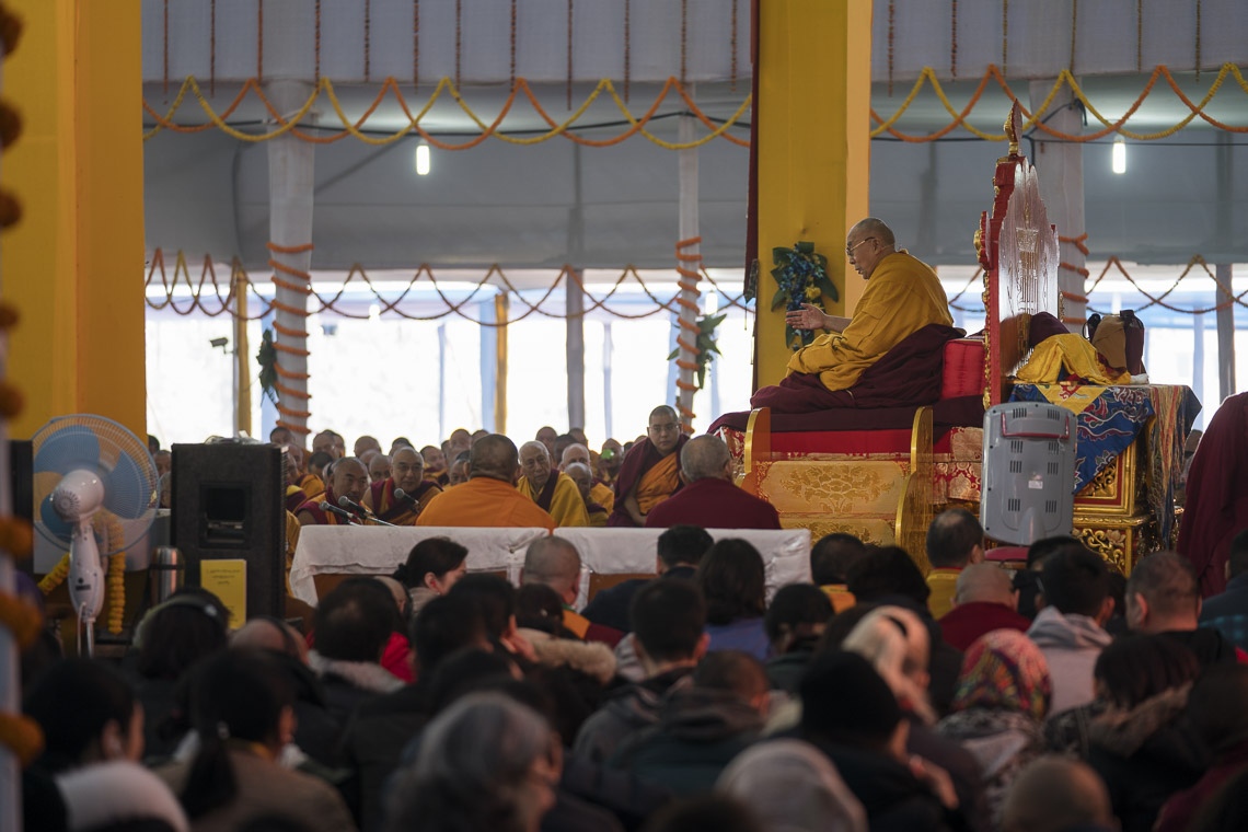 Su Santidad el Dalái Lama dirigiéndose a la multitud el primer día de sus enseñanzas en Bodhgaya, Bihar, India, el 14 de enero de 2018. Foto de Lobsang Tsering
