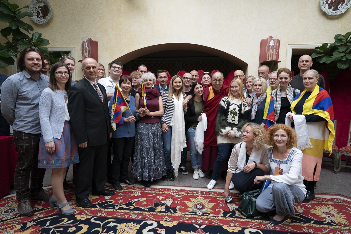 Su Santidad el Dalái Lama se une a los miembros del Grupo Parlamentario Lituano por el Tíbet y a los partidarios del Tíbet para una foto de grupo en Vilnius, Lituania, el 14 de junio de 2018. Foto de Tenzin Choejor