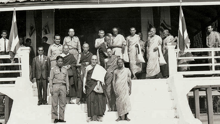 Su Santidad el Dalái Lama con monjes tailandeses durante su visita a Tailandia en enero de 1972.