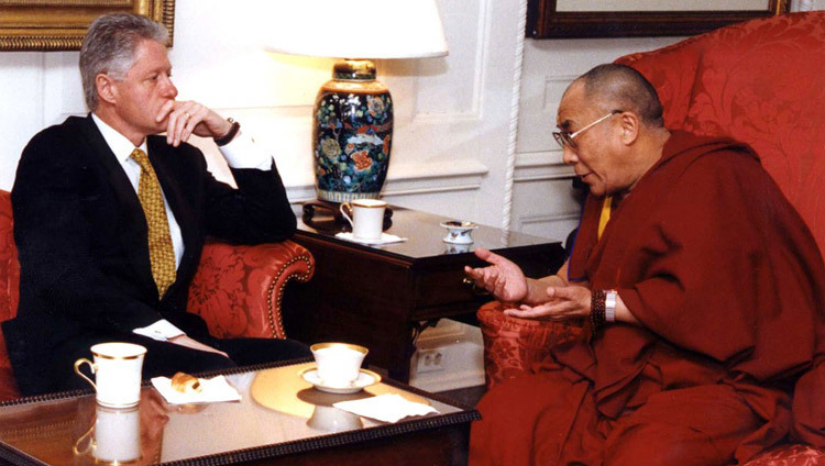 Su Santidad el Dalái Lama se reúne con el Presidente de los EE.UU. Bill Clinton durante su visita a Washington DC, EE.UU. el 10 de noviembre de 1998.