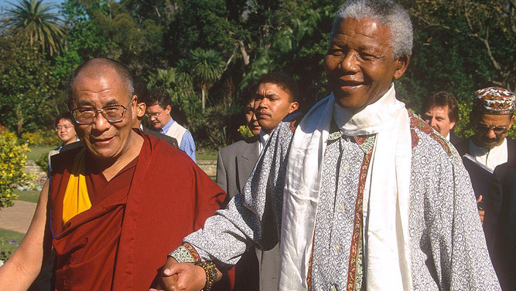 Su Santidad el Dalái Lama con el ex Presidente de Sudáfrica Nelson Mandela en Johannesburgo, Sudáfrica, el 5 de noviembre de 2004.