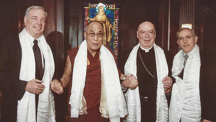 Su Santidad el Dalái Lama con el Primer Ministro canadiense Paul Martin y el Arzobispo de Ottawa Marcel Gervais en Ottawa, Canadá el 23 de abril de 2004.