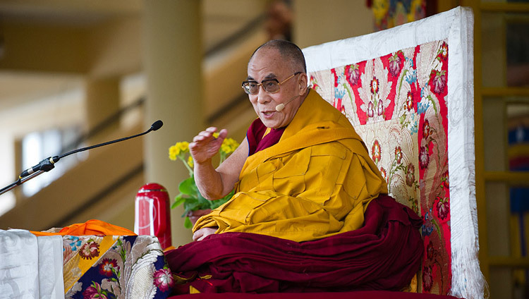 Su santidad el Dalái Lama haciendo el primer comentario oficial sobre su retiro de sus responsabilidades políticas durante una enseñanza pública en el Templo Principal Tibetano en Dharamsala, HP, India el 19 de marzo de 2011. (Foto/Tenzin Choejor/OHHDL)
