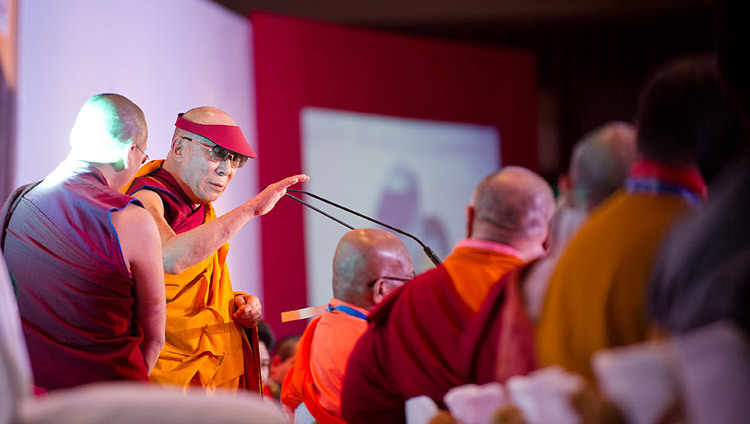 Su Santidad el Dalai Lama hablando en la ceremonia de clausura de la Congregación Budista Mundial en Nueva Delhi, India, el 30 de noviembre de 2011. (Foto: Tenzin Choejor/OHHDL)