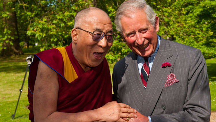 Su Santidad el Dalái Lama con el Príncipe Carlos de Inglaterra en la Casa Clarence en Londres, Inglaterra, el 20 de junio de 2012. (Foto de Ian Cumming)