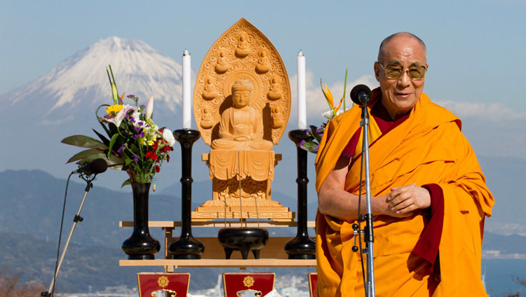 Su Santidad el Dalái Lama participando en un evento interreligioso en Shizuoka, Japón, el 22 de noviembre de 2013. (Foto: cortesía de la Oficina de Enlace de HHDL Japón)