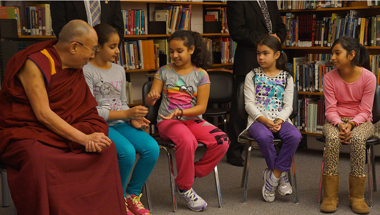 Su Santidad el Dalai Lama acompaña a estudiantes en un ejercicio que habla sobre la gratitud, en la escuela John Oliver, Vancouver, Canadá, 21 de octubre de 2014. (Foto: Jeremy Russell/OHHDL)