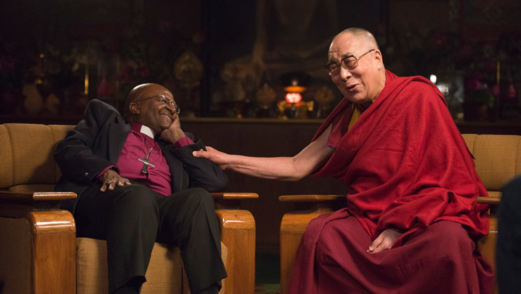 Su Santidad el Dalái Lama y el Arzobispo Desmond Tutu durante la conversación sobre la alegría en la residencia de Su Santidad en Dharamsala, HP, India, el 21 de abril de 2015. (Foto de Tenzin Choejor/OHHDL)