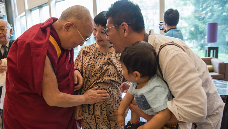 Su Santidad el Dalai Lama bendice a una madre embarazada, mientras deja el hotel en Narita, en su camino a Osaka, Japón, el 9 de mayo de 2016. (Foto: Tenzin Choejor/OHHDL)