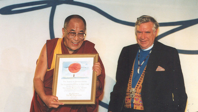 Su Santidad el Dalái Lama aceptando el Premio Juliet Hollister de la Fundación Juliet Hollister en Nueva York, NY, EE.UU. el 5 de mayo de 1998.