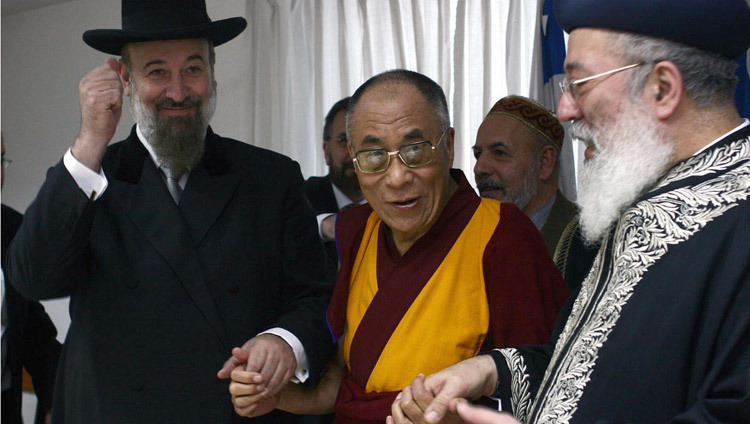 Su Santidad el Dalái Lama y líderes religiosos durante su visita a Israel en febrero de 2006.