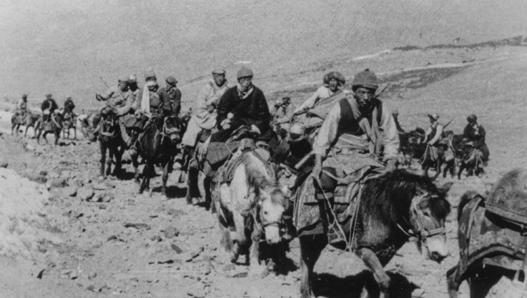 El decimocuarto Dalái Lama huyendo del Tíbet al exilio con guardaespaldas «Khampa» (hombres de la provincia oriental de Kham) en marzo de 1959. (Foto/OHHDL)