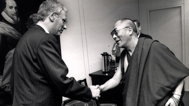 Su Santidad el Dalái Lama saluda al Ministro de Asuntos Exteriores de los Países Bajos, Hans van den Broek, en Amsterdam, Países Bajos, el 10 de septiembre de 1990.
