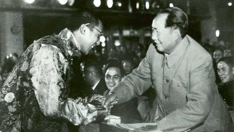 Su Santidad el Dalái Lama y Presidente del Partido Comunista Chino Mao Tse-Tung en Pekín, China, en algún momento de 1954/55.