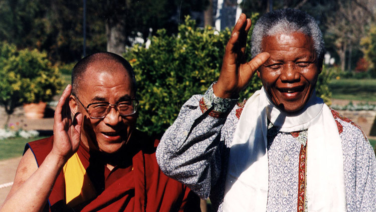 Su Santidad el Dalái Lama con el presidente sudafricano Nelson Mandela en Ciudad del Cabo, Sudáfrica, el 21 de agosto de 1996.
