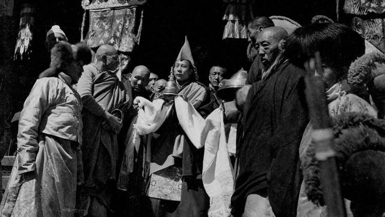 Su santidad el Dalái Lama en Dromo, Tibet en 1951.