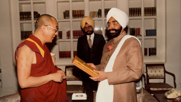Su Santidad el Dalái Lama con el Presidente de la India Giani Zail Singh en Nueva Delhi, India el 5 de agosto de 1985.