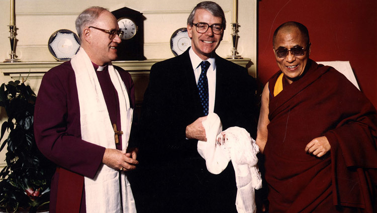El Arzobispo de Canterbury John Leonard Carey y el Primer Ministro del Reino Unido John Major con Su Santidad el Dalái Lama en Londres, Reino Unido, el 2 de diciembre de 1991.