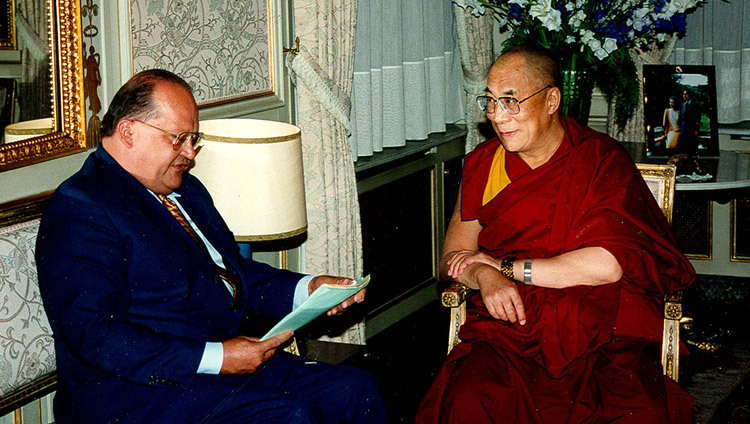 Su Santidad el Dalái Lama con el Primer Ministro belga Jean Luc Dehaene en Bruselas, Bélgica, el 4 de mayo de 1999.