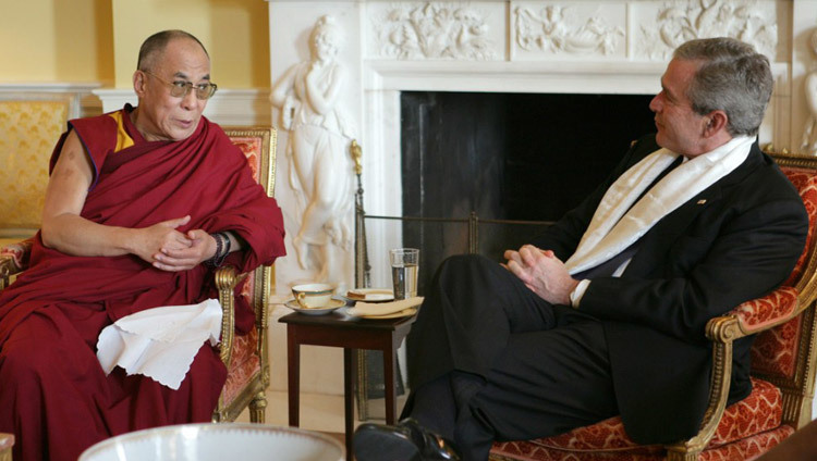 El Presidente de los Estados Unidos, George W. Bush, con un pañuelo que le fue entregado por Su Santidad el Dalái Lama en la Casa Blanca en Washington DC, Estados Unidos, el 9 de noviembre de 2005. (Foto oficial de la Casa Blanca)