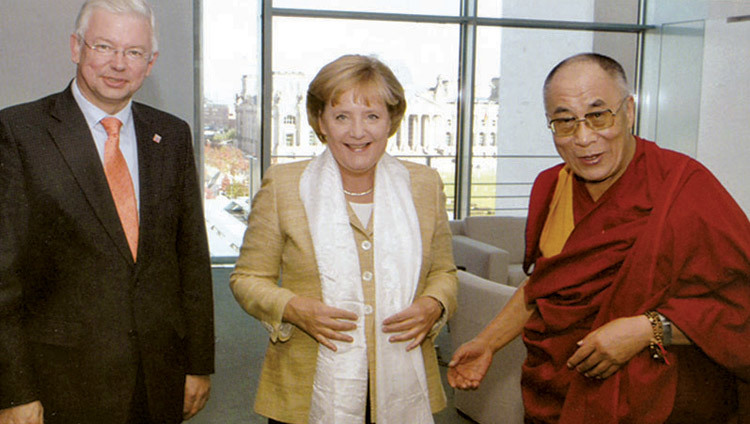 Su Santidad el Dalái Lama con la Canciller de Alemania Angela Merkel en Berlín, Alemania, el 23 de septiembre de 2007.