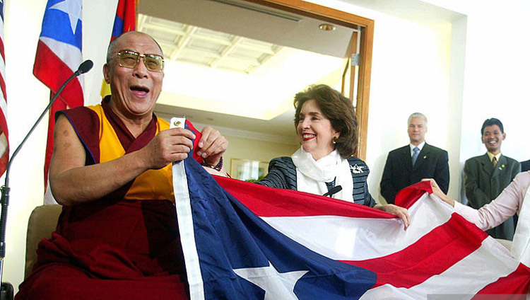 Su Santidad el Dalái Lama con la Gobernadora de Puerto Rico Sila Calderón en San Juan, Puerto Rico el 23 de septiembre de 2004.