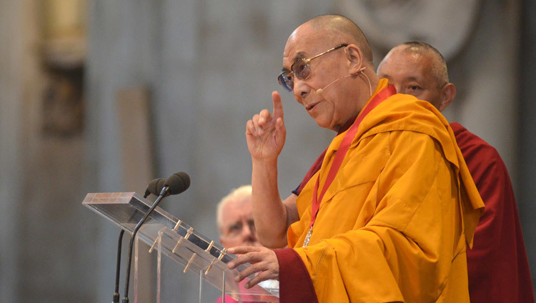 Su Santidad el Dalái Lama hablando en la ceremonia de entrega del Premio Templeton en la Catedral de San Pablo en Londres, Reino Unido, el 14 de mayo de 2012. (Foto de Graham Lacdao)