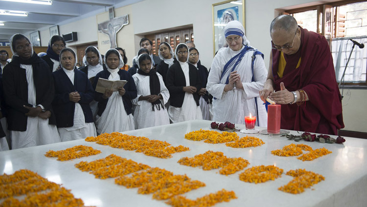 Su Santidad el Dalái Lama encendiendo una vela en la tumba de la Madre Teresa durante su visita a la Casa de la Madre Teresa en Calcuta, Bengala Occidental, India, el 12 de enero de 2015. (Foto de Tenzin Choejor/OHHDL)